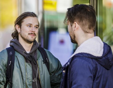 Kaverukset tapaavat ratikkapysäkillä.